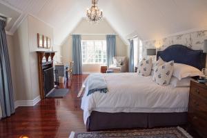 Un dormitorio con una cama grande y una lámpara de araña. en Oxford Healthcare Retreat, en Johannesburgo