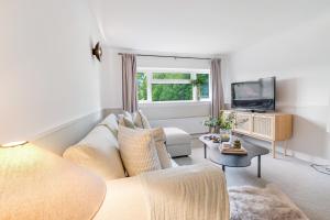 a living room with a couch and a tv at Modern 1 bed-Nr Warner Bros-Parking-Garden in Watford