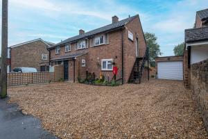 an empty driveway in front of a brick house at Modern 1 bed-Nr Warner Bros-Parking-Garden in Watford