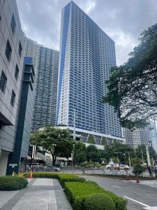 un gran edificio con rascacielos altos en una ciudad en E & T Homecation 2 Bedroom at SMDC Air Residences en Manila