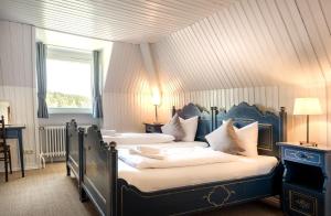 sypialnia z 2 łóżkami w kolorze niebieskim i białym w obiekcie Villa Bergfriede - 5 Schlafzimmer - Feldberg im Schwarzwald w mieście Hinterfalkau