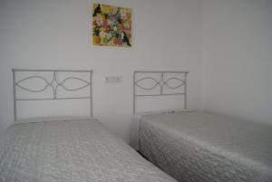 two beds sitting next to each other in a bedroom at 3 L's STAY in Castro Daire