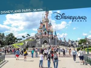 eine Gruppe von Menschen, die vor den Disneyland-Parks laufen in der Unterkunft La Bohème in Romainville