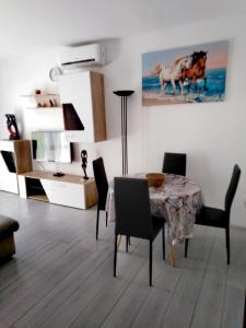 un comedor con mesa y sillas en una habitación en Banin, en Skradin