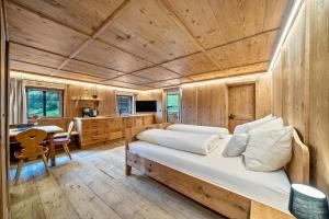 ein Schlafzimmer mit einem Bett in einem Holzzimmer in der Unterkunft Apartement Lanthalerhof in Sankt Martin in Passeier