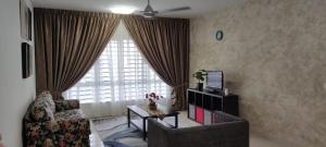 TV a/nebo společenská místnost v ubytování Al Fateh Homestay Apartment in Putrajaya
