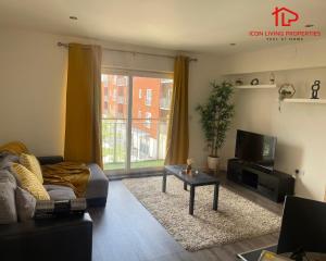 sala de estar con sofá y TV en Two Bed Apartment At Icon Living Properties Short Lets & Serviced Accommodation Reading With Balcony & 2 Parking Spaces, en Reading