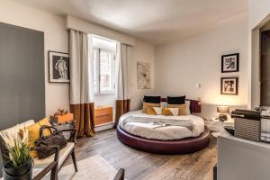 a bedroom with a bed and a window at Telier Tomacelli in Rome