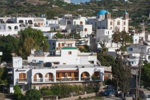 vistas a una ciudad con edificios blancos en Michalis Studios en Lipsoí