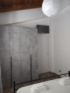 een kamer met een grote zilveren kast met handdoeken bij Teo’s Holiday Home in Canino