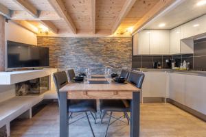 Kuchyňa alebo kuchynka v ubytovaní Grand Roc A - 3 bedrooms Apartment Next to skilift - By Cozee Rentals