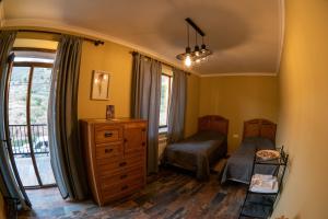 En eller flere senge i et værelse på Gnishik Eco Lodge