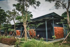 a modern house with a black roof at Country Cafe & Camping in Ban Cha-om