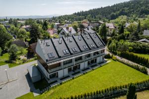an aerial view of a house with a green yard at Apartamenty Nad Żylicą przy deptaku - Dream Apart in Szczyrk