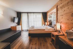 Postel nebo postele na pokoji v ubytování Hotel Ciasa Soleil