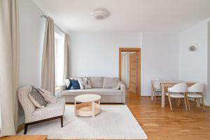 ein Wohnzimmer mit einem Sofa und einem Tisch in der Unterkunft #stayhere - Spacious 1BDR with terrace in Paupys in Vilnius