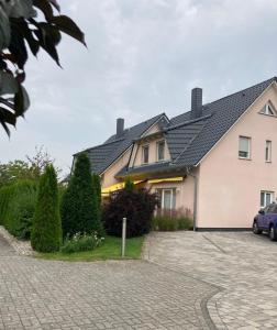 een huis met een auto op een oprit bij Sommergarten 33 in Ostseebad Karlshagen