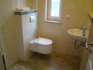 オストゼーバート・カールスハーゲンにあるSommergarten 33のバスルーム(トイレ、洗面台付)