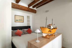 un soggiorno con una barca in legno su un tavolo di Cà 3 Leoni - Romantic House in the heart of Venice a Venezia