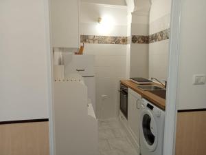 cocina con lavadora y fregadero en Casina Al Maestrale en San Pancrazio Salentino