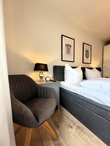 ein Hotelzimmer mit einem Bett und einem Stuhl in der Unterkunft Winterberg Appartement 21093 in Winterberg