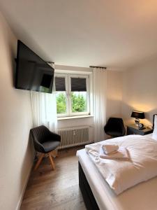 Schlafzimmer mit einem Bett und einem Flachbild-TV in der Unterkunft Winterberg Appartement 21093 in Winterberg