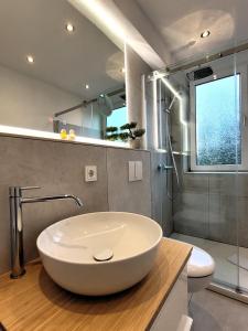 ein Badezimmer mit einem weißen Waschbecken und einer Dusche in der Unterkunft Winterberg Appartement 21093 in Winterberg