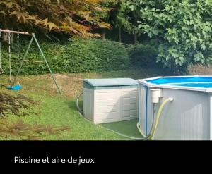 un patio trasero con piscina y columpio en Villa avec grand jardin, proche du centre-ville, en Yverdon-les-Bains