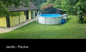 una gran bañera en un patio junto a una casa en Villa avec grand jardin, proche du centre-ville, en Yverdon-les-Bains