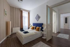 um quarto com uma cama grande e um espelho em Chic, Captivating Space Near Opera House em Budapeste