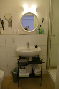W łazience znajduje się umywalka i lustro. w obiekcie Apartment Am Markt 13 w mieście Konz