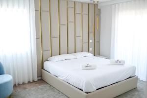 ein Schlafzimmer mit einem Bett mit zwei weißen Kissen in der Unterkunft Casa do Titó in Lanhelas