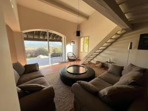 Posezení v ubytování Proche Roussillon, La villa rouge Luberon, piscine chauffée, climatisation et vue Luberon