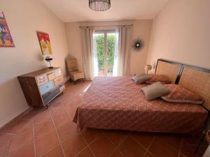 Postel nebo postele na pokoji v ubytování Proche Roussillon, La villa rouge Luberon, piscine chauffée, climatisation et vue Luberon + 31 fotografií