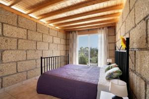 a bedroom with a bed in a brick wall at Finca Firmamento, Casa Sol in San Isidro