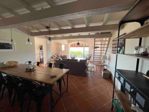 een woonkamer met een tafel en een bank bij Proche Roussillon Luberon villa avec vue, piscine chauffée et climatisation in Gargas