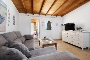 een woonkamer met een bank en een tv bij Finca Firmamento, Casa Sol in San Isidro