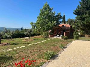 een pad naar een huis met een tuin bij Proche Roussillon Luberon villa avec vue, piscine chauffée et climatisation in Gargas