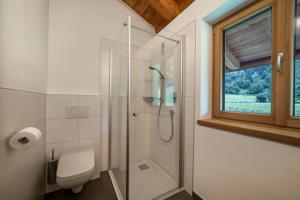 Koupelna v ubytování Ferienhaus Larch Soge Apt Helmuth + 12 fotografií