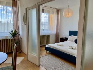 Dormitorio pequeño con cama y espejo en Nosztalgia Apartman, en Veszprém