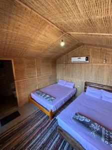 Cette petite chambre comprend 2 lits. dans l'établissement Raha Camp, à Wāsiţ