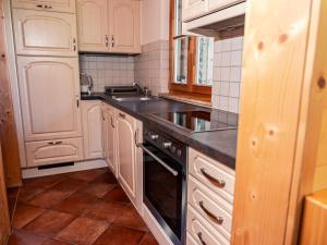 Kuchyň nebo kuchyňský kout v ubytování Alpin-Hütten auf der Turracherhöhe Haus Murmeltier by S4Y