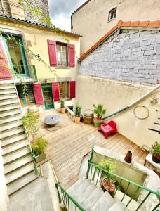 een terras met trappen en potplanten naast een gebouw bij C La reserve - St ROSE Ethnique in Clermont-Ferrand