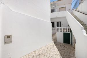 an external view of a white building with stairs at Casa do Chico in Lagoa