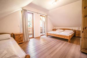 Postel nebo postele na pokoji v ubytování Alpin-Hütten auf der Turracherhöhe Haus Murmeltier by S4Y