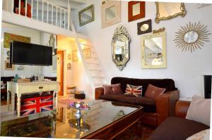 ein Wohnzimmer mit einem Sofa und einem Tisch in der Unterkunft Casa con piscina en bonito entorno Mia in Costitx