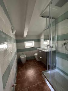 ein Bad mit einer Dusche, einem WC und einem Waschbecken in der Unterkunft Appartamento Santa Lucia E in Policastro Bussentino