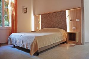 En eller flere senge i et værelse på Bondi900 - Tigli