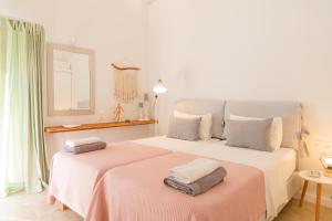 um quarto com duas camas com toalhas em Zoela Corfu - 2 Seperate Houses With Full Privacy em Gastouri mais 89 fotografias