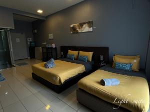 dwa łóżka siedzące w pokoju z w obiekcie Aeropod Sovo Wi-Fi&Netflix 5min From Airport w mieście Kota Kinabalu